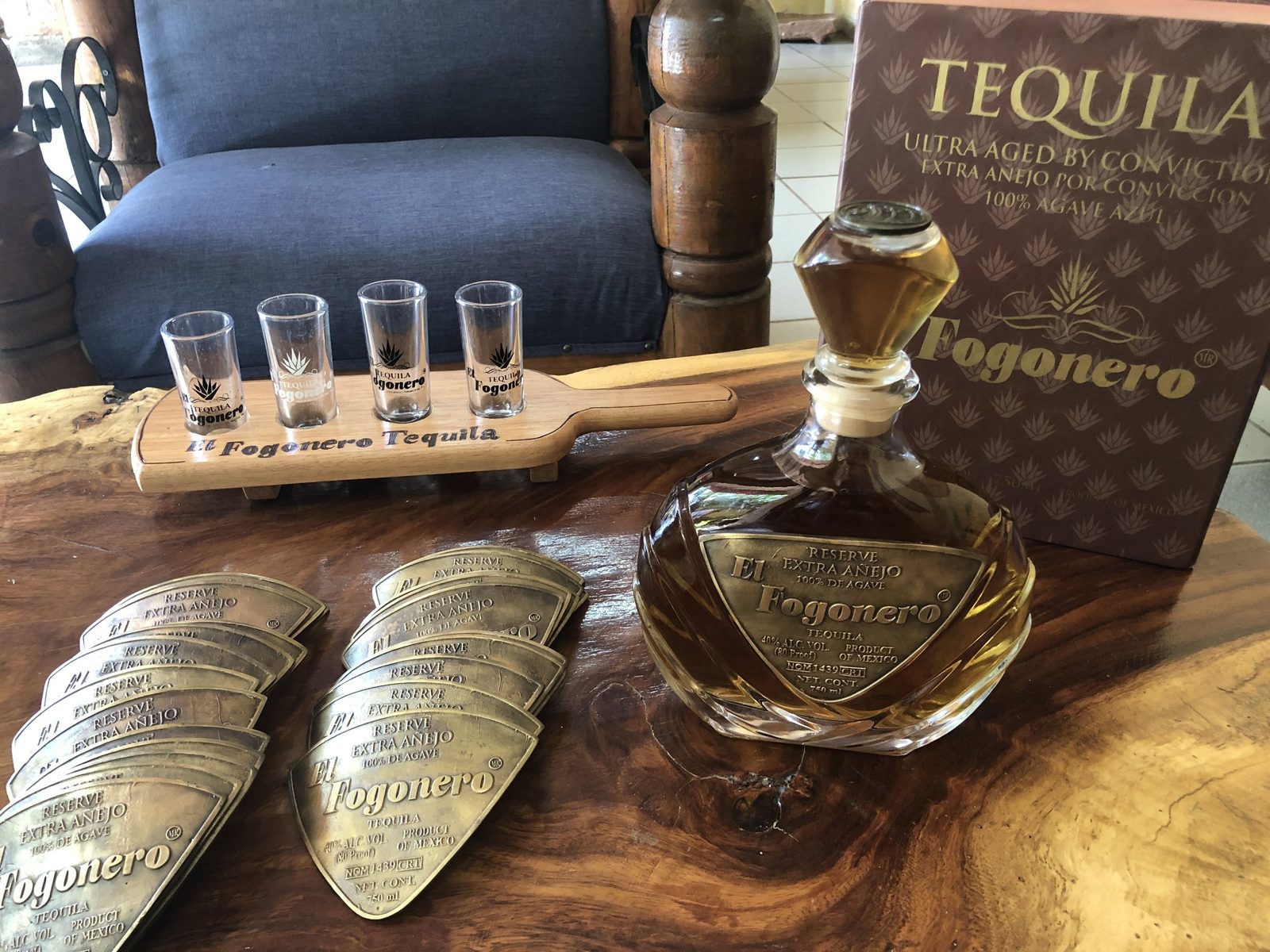El Fogonero 9-Year Reserve with its gift box and a tasting flight